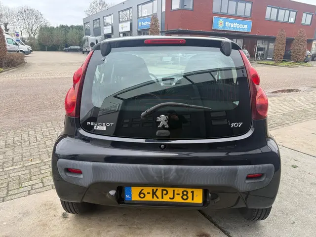 Peugeot 107 1.0 Active 2013 2013 Benzine 4