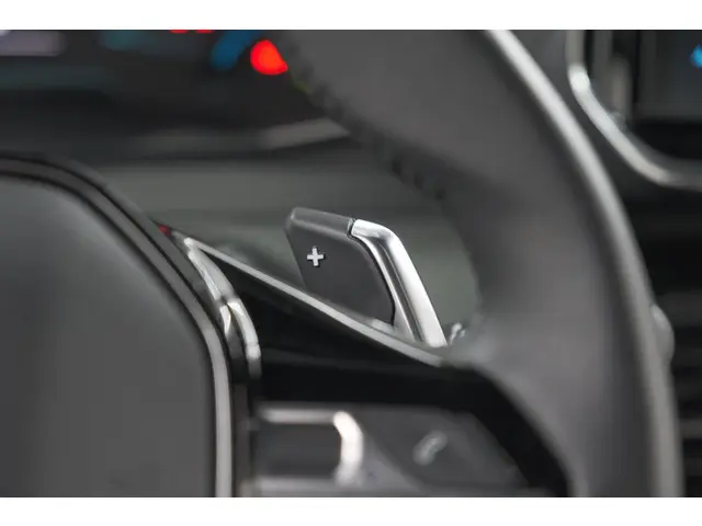 Peugeot 2008 1.2 Hybrid 136 Style 2025 Hybride Benzine 31