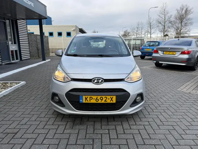 Hyundai i10 1.0i i-Motion Comfort 2017 Benzine 2