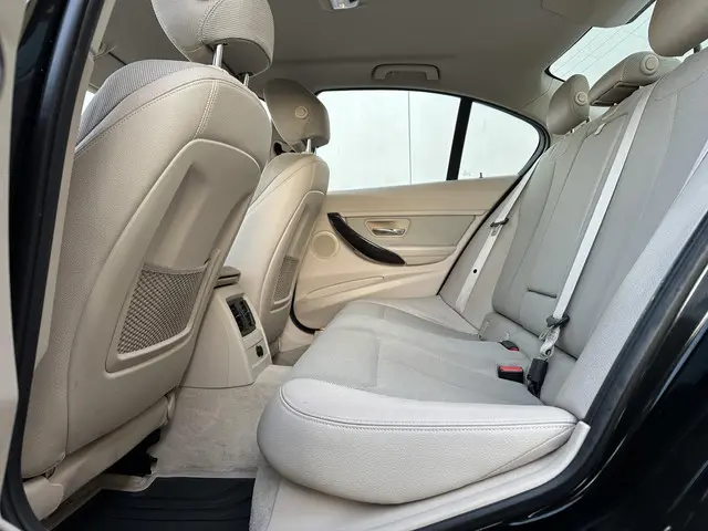 BMW 3 Serie 320i Executive 2013 Benzine 19