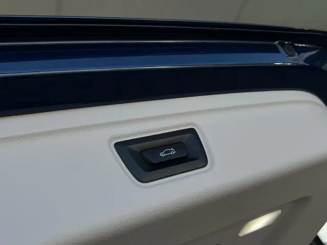BMW 3 Serie Touring 318i 2023 Benzine 24