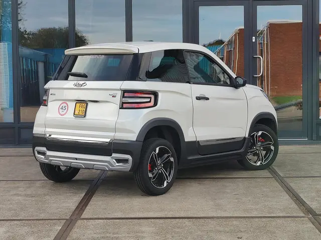 Ligier JS60 Brommobiel Chic Sun | Airco | Leder 2023 Diesel 2