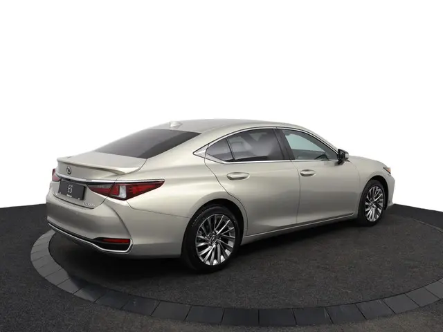 Lexus ES 300h President Line 2025 Hybride Benzine 2