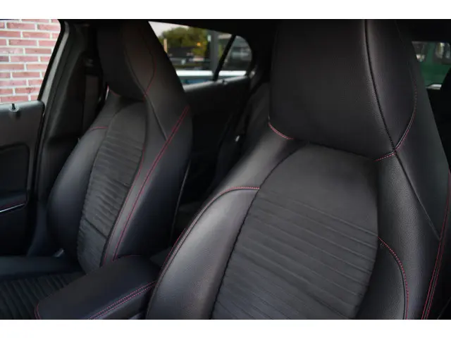 Mercedes-Benz GLA 180 AMG Night 2019 Benzine 66