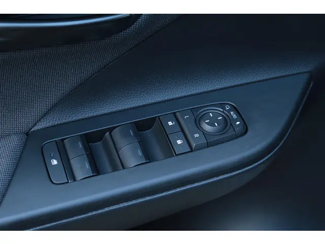 Toyota C-HR 1.8 Hybrid 140 Dynamic, 2024 Hybride Benzine 36