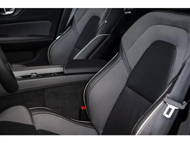 Volvo S60 2.0 B4 Ultimate Dark 2023 Benzine 47