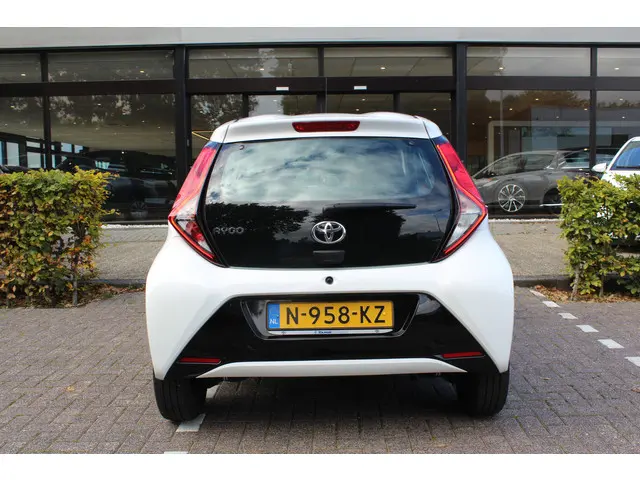 Toyota Aygo 1.0 VVT-i x-play 2021 Benzine 9