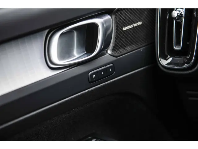 Volvo XC40 2.0 B4 Plus Dark 2025 Benzine 25