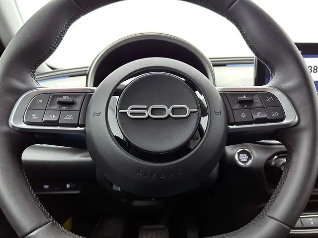 Fiat 600 1.2 Hybrid Bicolore 2024 Benzine 38