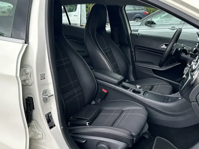 Mercedes-Benz GLA 180 Prestige 2016 Benzine 13