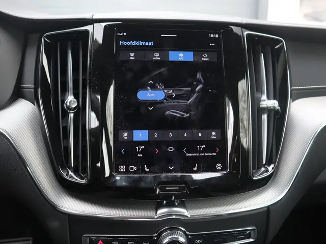 Volvo XC60 2.0 B4 R-Design 2022 Benzine 26