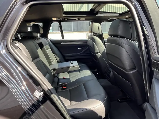BMW 5 Serie Touring 520i High Executive 2015 Benzine 39