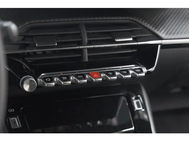 Peugeot 2008 PureTech 130 EAT8 Allure 2023 Benzine 50