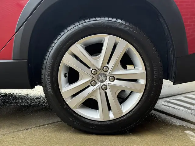 Peugeot 2008 1.2 PureTech Signature 2019 Benzine 25