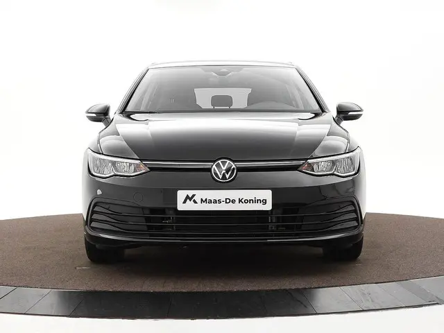 Volkswagen Golf 1.0 eTSI 110pk DSG Life 2024 Benzine 20