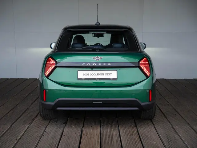 MINI 5-Deurs Cooper C 2024 Benzine 5