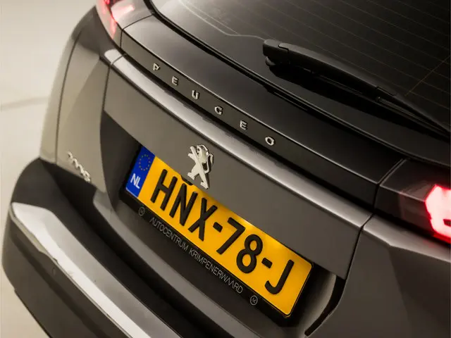 Peugeot 2008 1.2 PureTech Sport 2021 Benzine 33