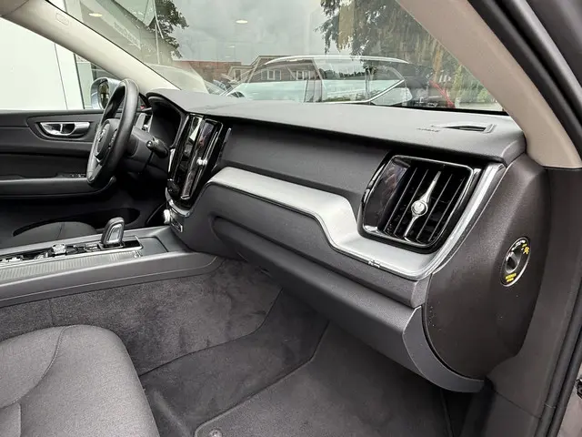 Volvo XC60 2.0 B4 Business Pro 2021 Benzine 43