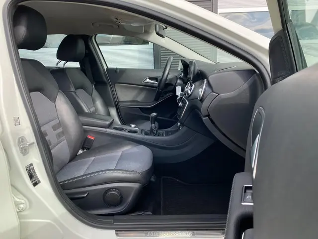 Mercedes-Benz GLA 200 Trekhaak 2015 Benzine 13