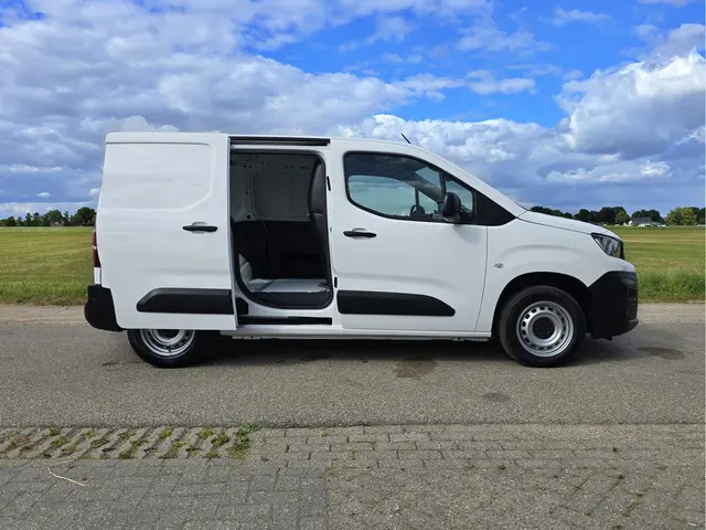 Peugeot Partner 1.2 PureTech Premium 2022 Benzine 22