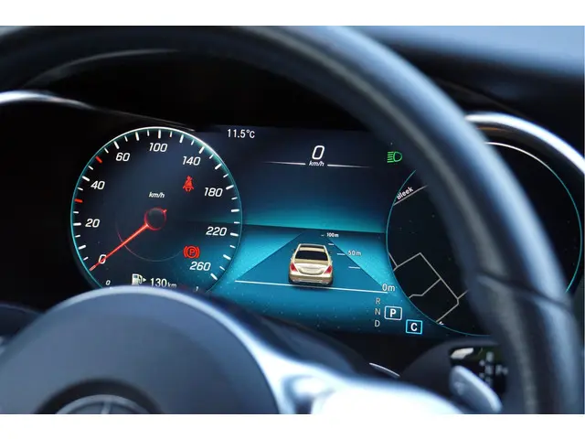 Mercedes-Benz C-Klasse C 180 AMG line 2020 Benzine 32