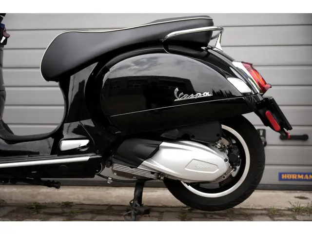 Vespa GTS 300 HPE 2022 Benzine 14