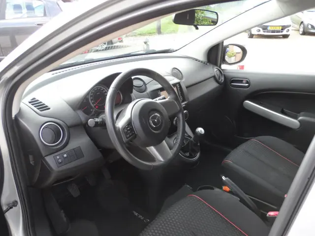 Mazda 2 1.3 TS Plus 2012 Benzine 12