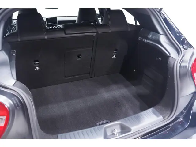 Mercedes-Benz A-Klasse 180 Prestige 2015 Benzine 12