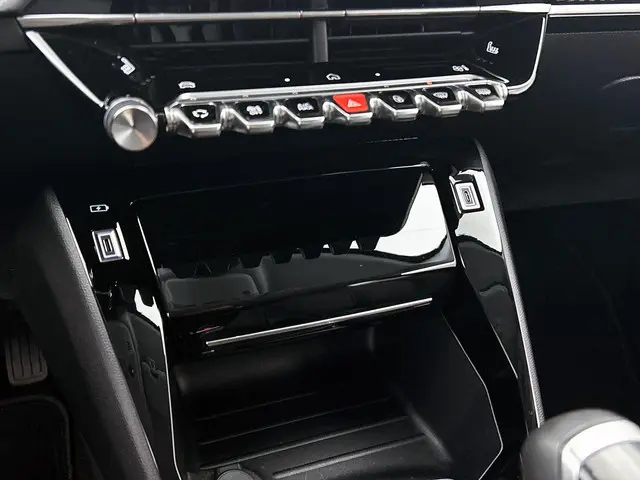 Peugeot 208 1.2 PureTech 100 Allure 2024 Benzine 32