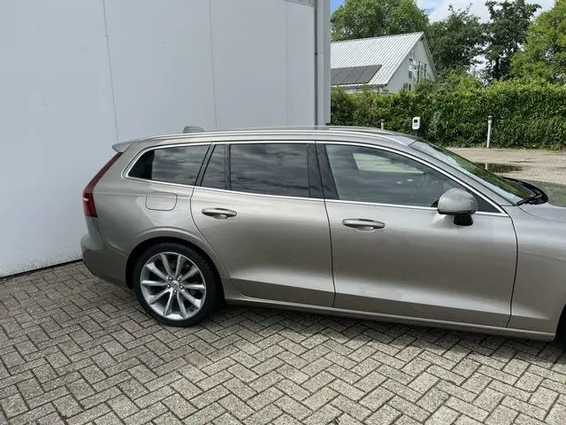 Volvo V60 2.0 T4 Mom.|ACC|PAS V/A|Blis|19"| 2020 Benzine 3