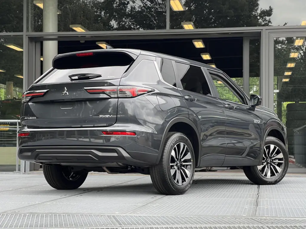 Mitsubishi Outlander 2