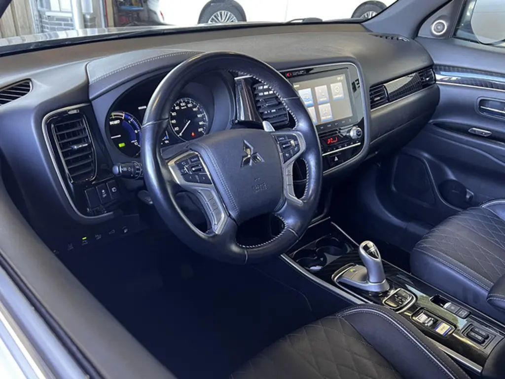 Mitsubishi Outlander 2