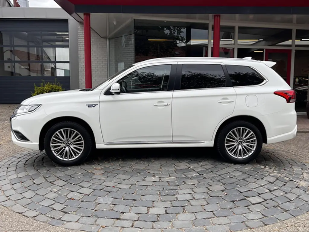 Mitsubishi Outlander 2