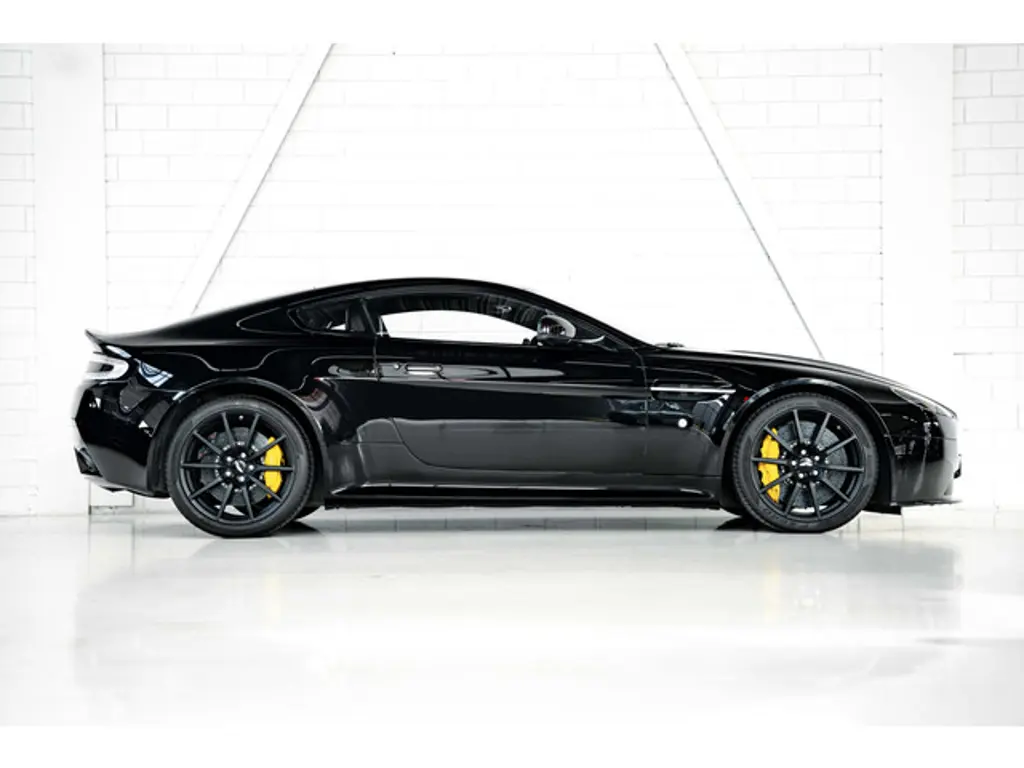 Aston Martin V12 Vantage 2