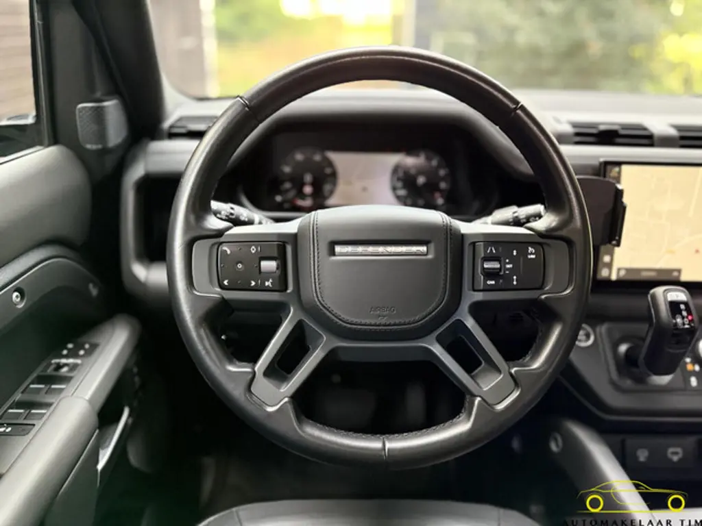 Land Rover Defender 3