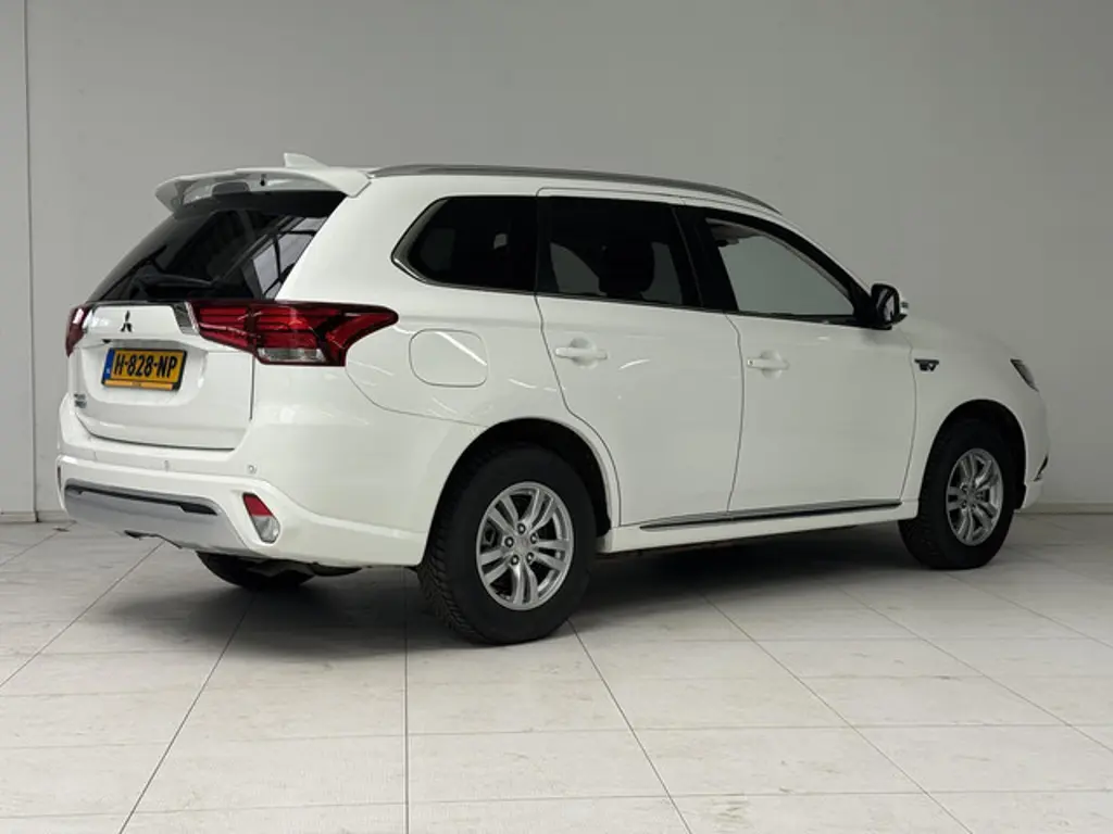 Mitsubishi Outlander 2