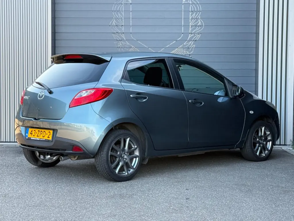 Mazda 2 3