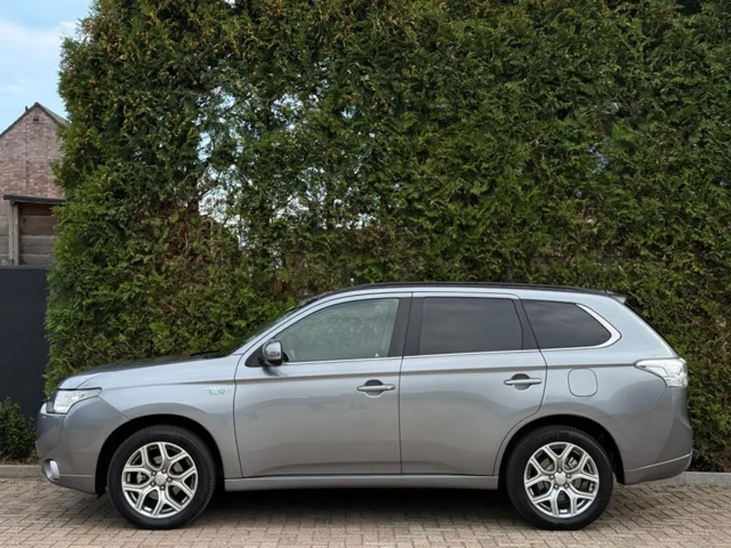 Mitsubishi Outlander 2