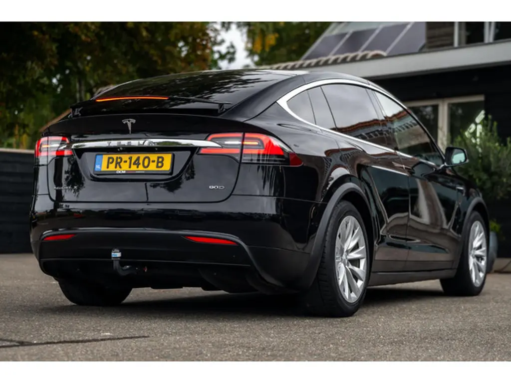 Tesla Model X 3