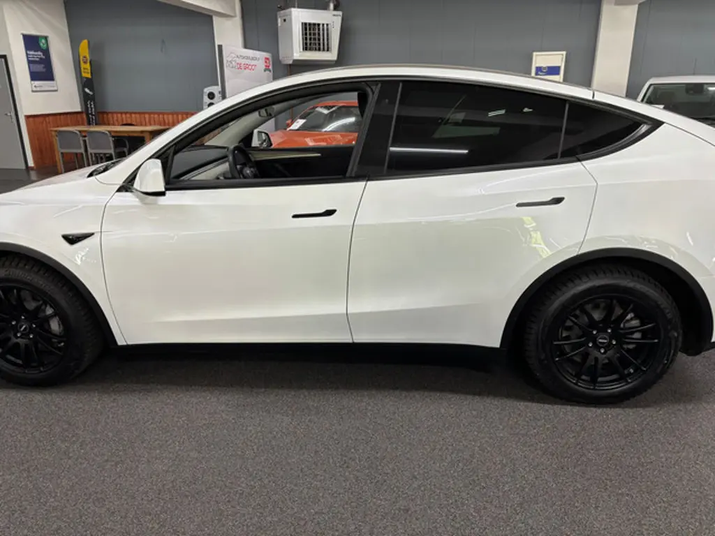 Tesla Model Y 3