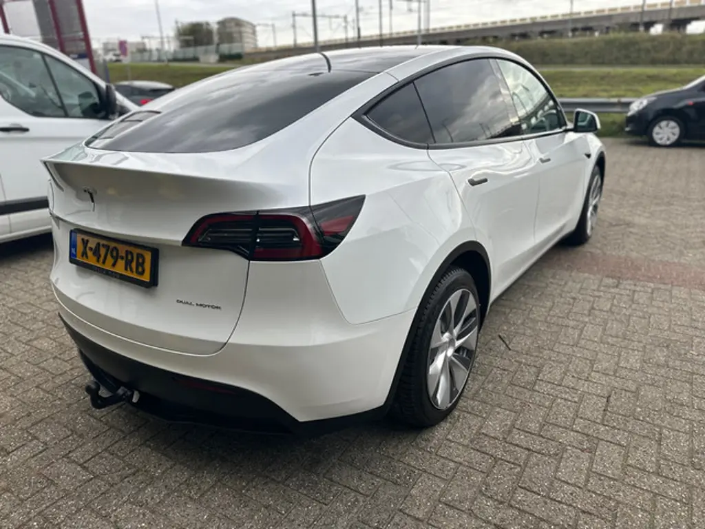 Tesla Model Y 2