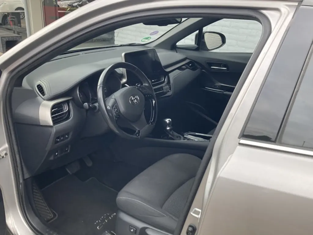 Toyota C-HR 2