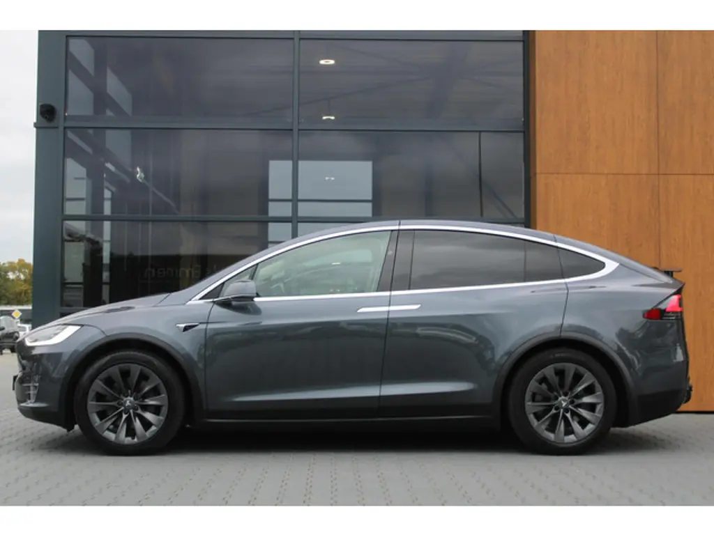 Tesla Model X 2