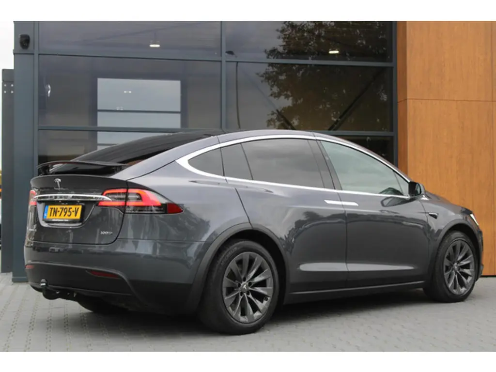 Tesla Model X 3
