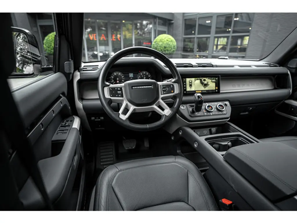 Land Rover Defender 3