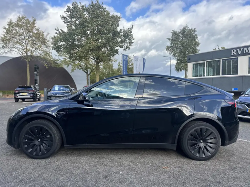 Tesla Model Y 2
