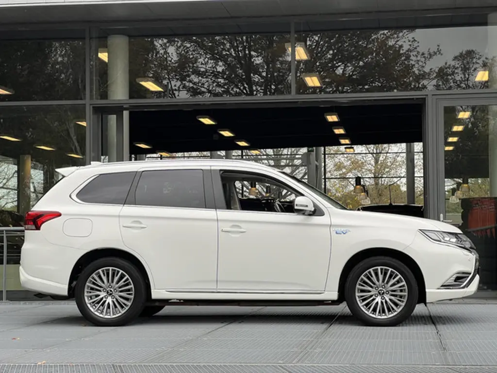 Mitsubishi Outlander 2