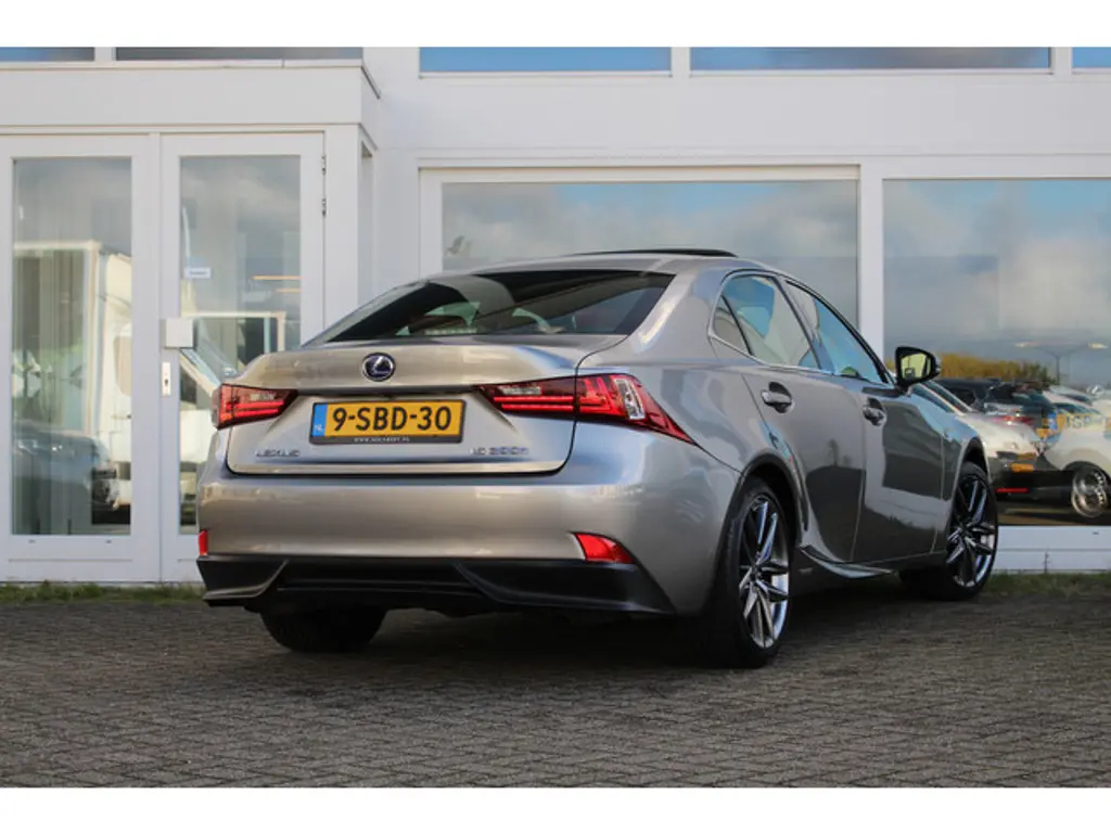 Lexus IS 2