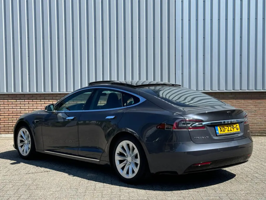 Tesla Model S 3