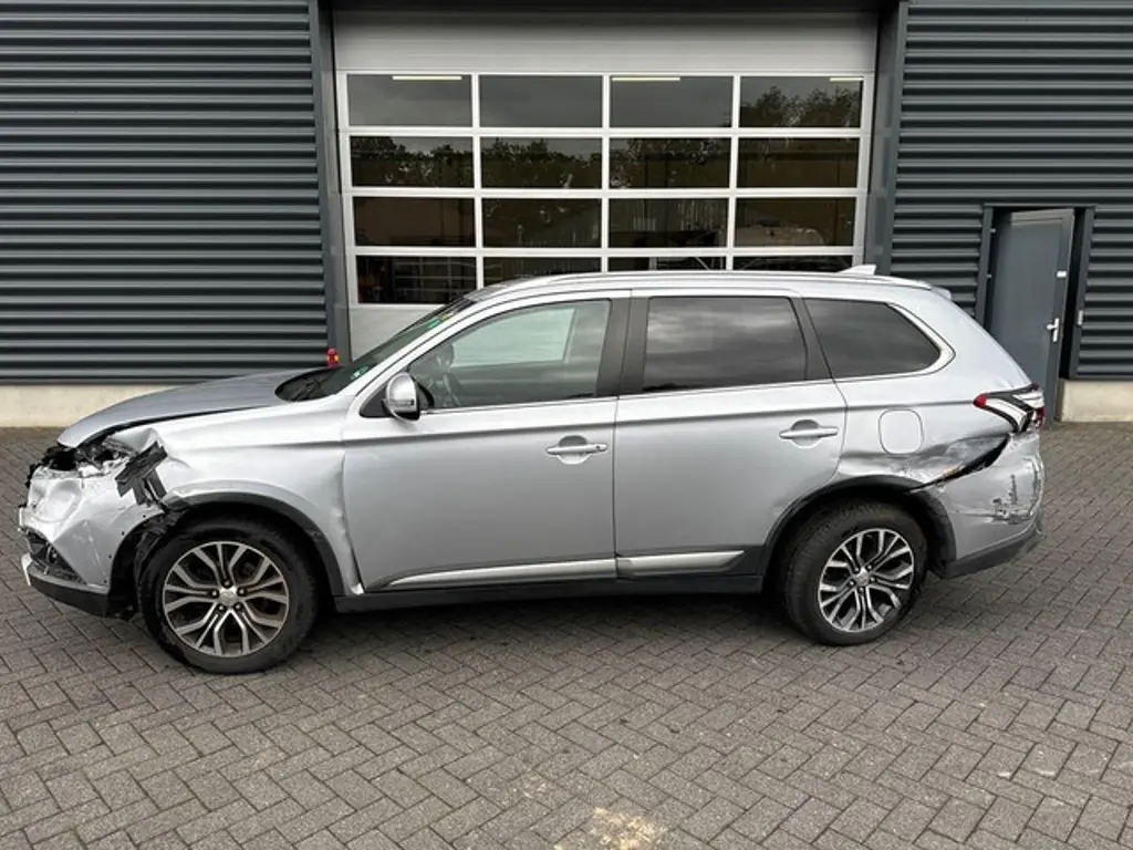 Mitsubishi Outlander 2